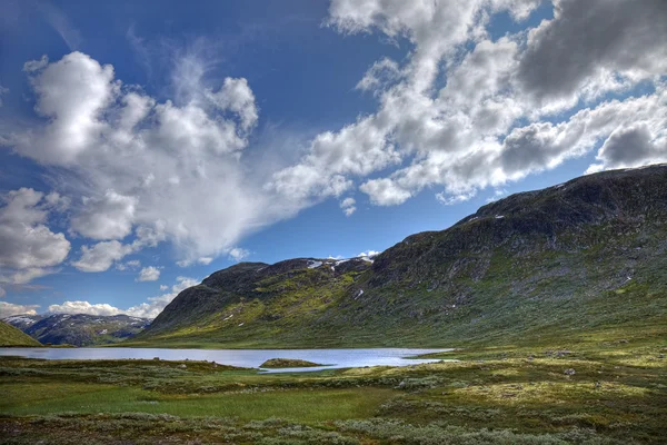 Picturesque norwegian landscape with small lake and green hills, — Stock Photo, Image