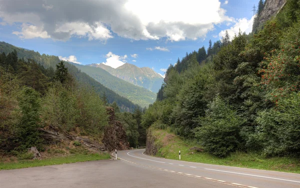 Carretera pintoresca vacía en los Alpes suizos, Europa . —  Fotos de Stock