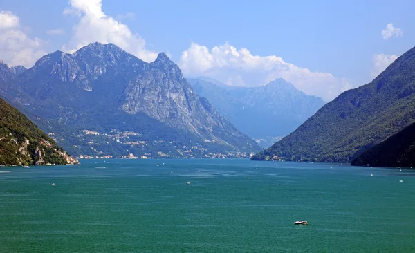 Lago suíço e Alpes, pitoresca Europa . — Fotografia de Stock