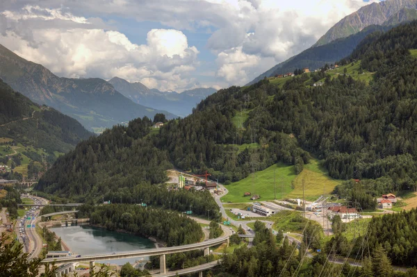 Moderne komplexe Infrastruktur der Schweizer Alpen, Europa. — Stockfoto