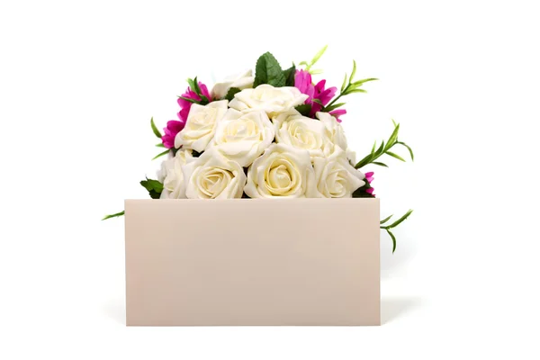 Bunch of roses and textured blank envelope isolated on white bac — Stock Photo, Image