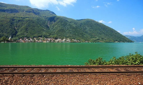Szwajcarska kolej w pobliżu jeziora, Europa. — Zdjęcie stockowe
