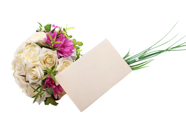 Buquê de casamento e envelope em branco isolado no fundo branco . — Fotografia de Stock