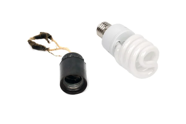 Velho soquete de lâmpada enferrujado com fios e poeira vs savin energia moderna — Fotografia de Stock