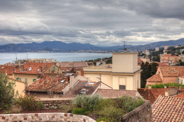 Πόλη των Καννών στη Νότια Γαλλία. Παλιά αρχιτεκτονική μεσογειακού χωριού. Ταξίδια και τουρισμός στην Ευρώπη. Παλιά δρόμο cityscape της γαλλικής Riviera στη θάλασσα, κατοικημένη θέα. Καλοκαίρι στην Provence φόντο. — Φωτογραφία Αρχείου