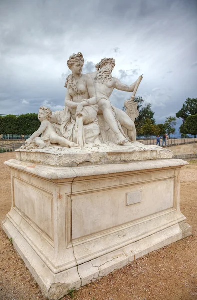 Sculptuur in tuileries tuinen en dramatische hemel op achtergrond, p — Stockfoto