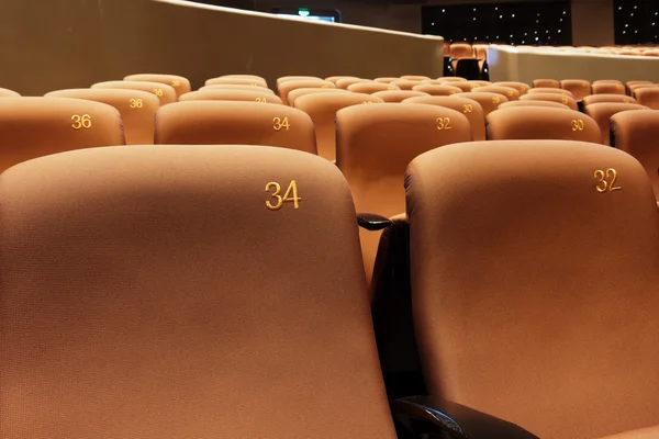 Stühle im modernen Theater — Stockfoto