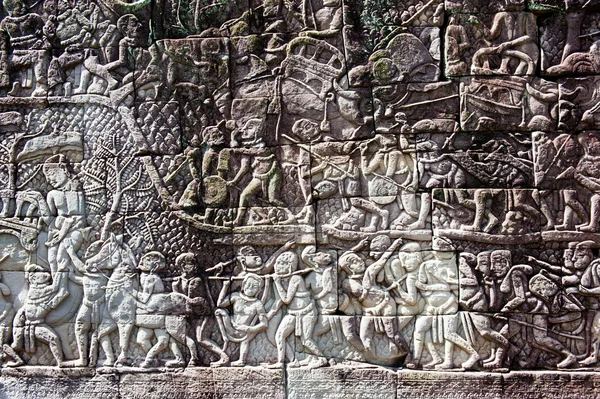バイヨン寺院、アンコール、カンボジアを彫刻します。 — ストック写真