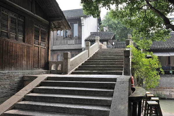 Chino antiguo puente de piedra en pueblo wuzhen — Stockfoto