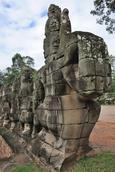 Statues near Ankor Thom gate — Stock Photo, Image