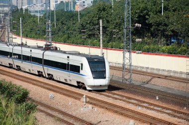 Tren demiryolu üzerinde çalışan