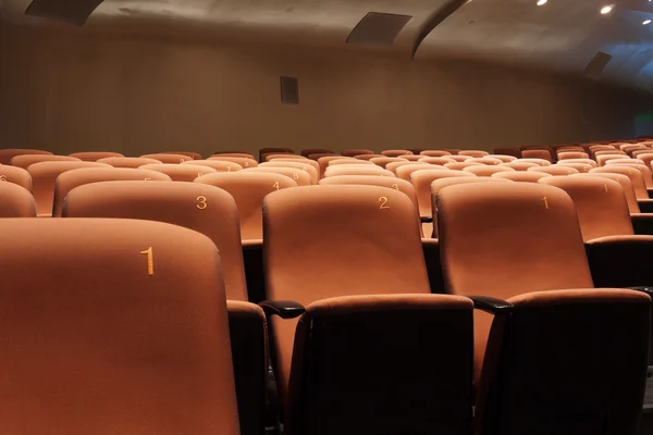 Stühle im modernen Theater — Stockfoto