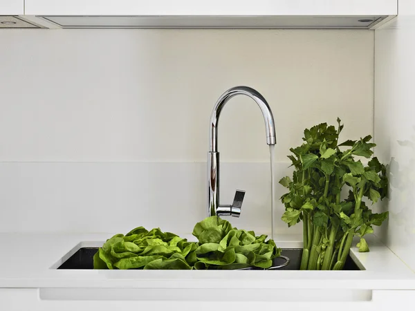 Légumes sur l'évier en acier dans une cuisine moderne — Photo