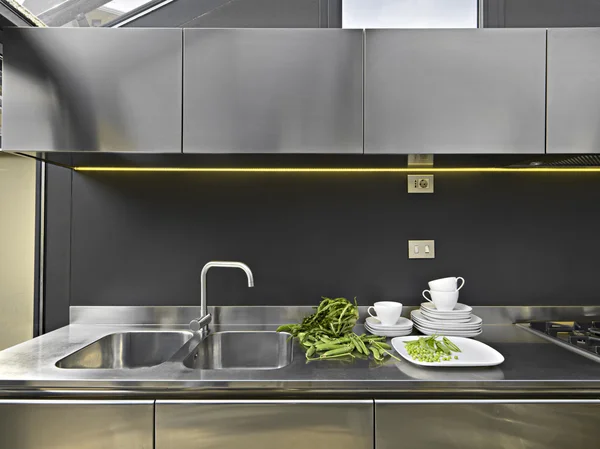 Lavello in acciaio in una cucina moderna in soffitta — Foto Stock