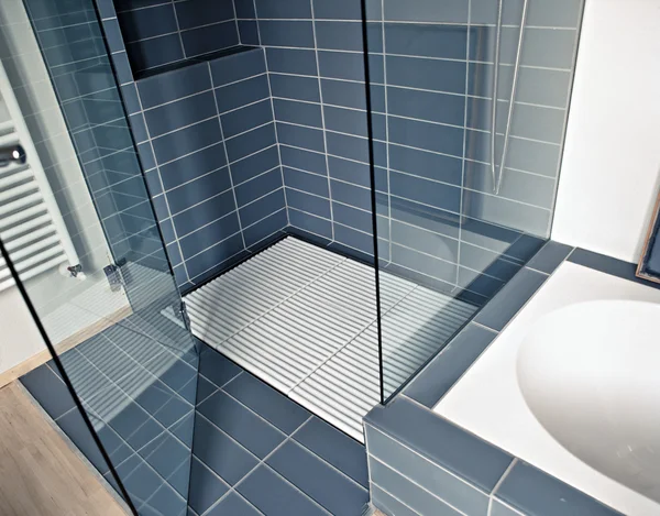 A modern fürdőszobában modern zuhanykabin — Stock Fotó