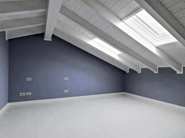 Üres szoba a tetőtérben fa mennyezet és tetőablak — Stock Fotó