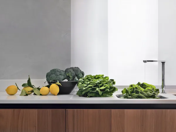 Verduras cerca de fregadero de acero en una cocina moderna —  Fotos de Stock