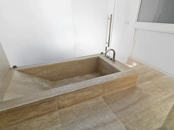 Мраморная ванна в современной ванной — стоковое фото