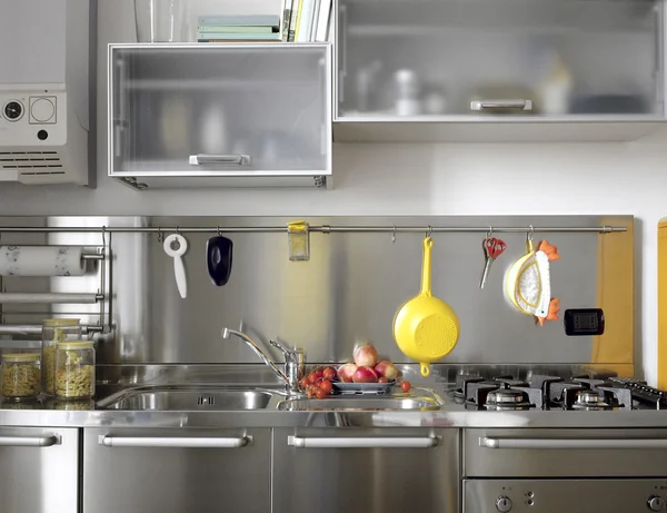 Detalhe da cozinha moderna com aparelhos de aço — Fotografia de Stock
