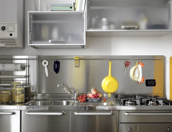 Detail van moderne keuken met stalen toestellen — Stockfoto