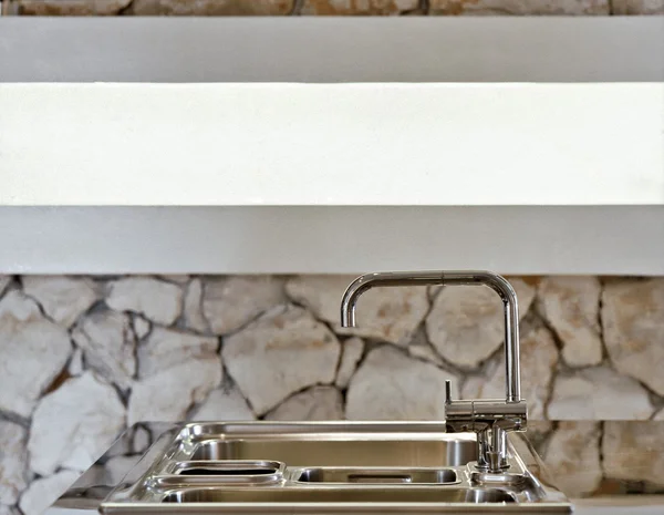 Dettaglio del rubinetto in acciaio della cucina moderna — Foto Stock