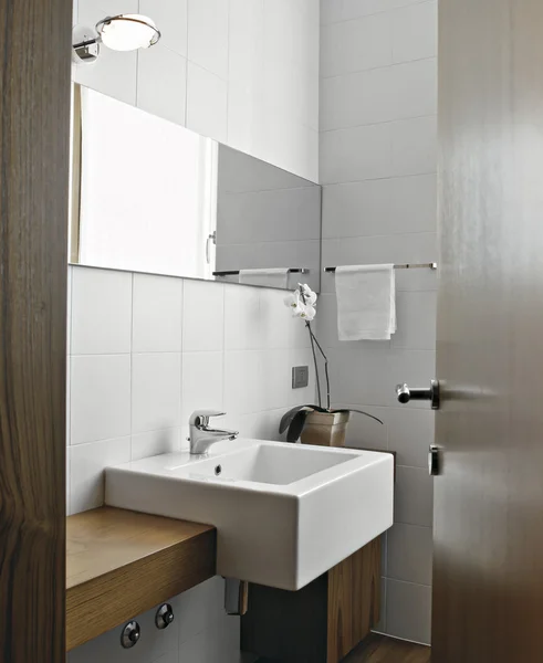 Деталь умывальника в современной ванной комнате — стоковое фото