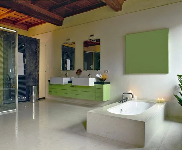 Salle de bain moderne dans la chambre mansardée — Photo