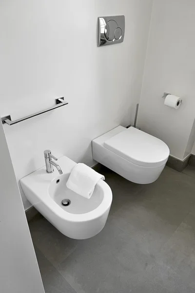Sanitária-ware em um banheiro moderno — Fotografia de Stock