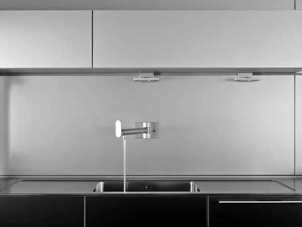 Spüle und Wasserhahn einer modernen Küche — Stockfoto