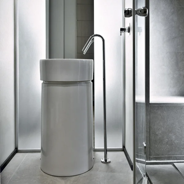 Détail de l'eau du robinet dans une salle de bain moderne — Photo