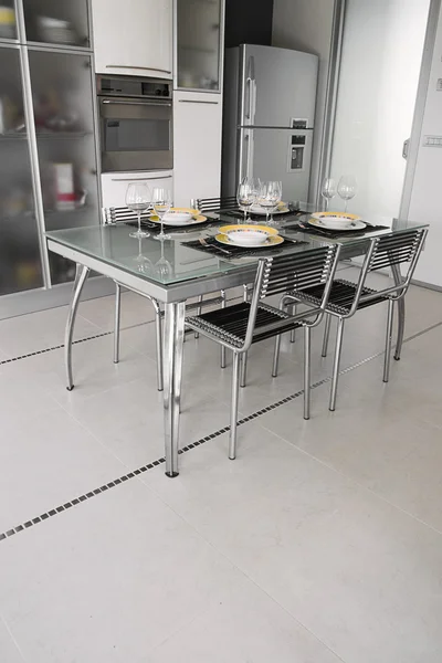 Moderne eetkamer tafel in de keuken — Stockfoto