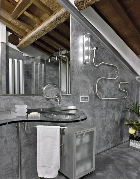 Modernt badrum i vindsrum — Stockfoto