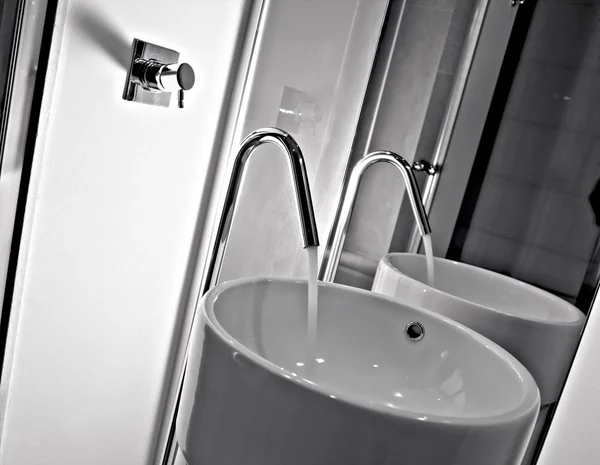 Detalhe do lavatório e da torneira modernos — Fotografia de Stock