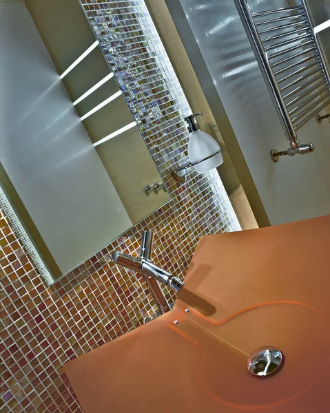 Современная ванная комната со стеклянной раковиной — стоковое фото