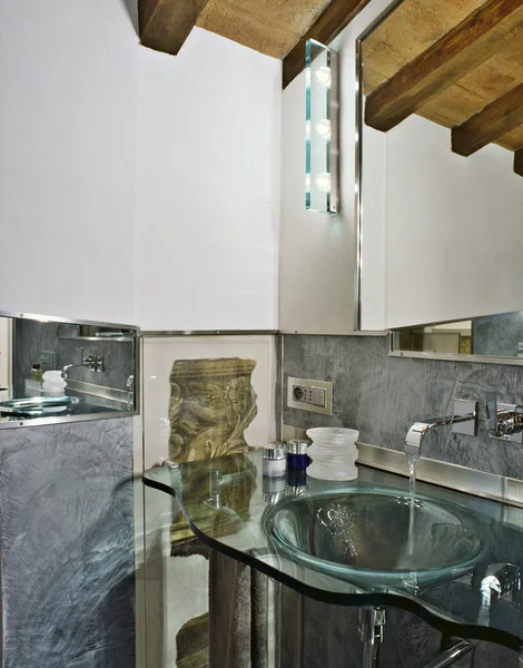 现代浴室配有玻璃洗脸盆 — 图库照片