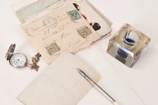 Fondo vintage con reloj de bolsillo viejo, pluma de tinta vieja, letras de escritura a mano y olla de tinta vieja — Foto de Stock