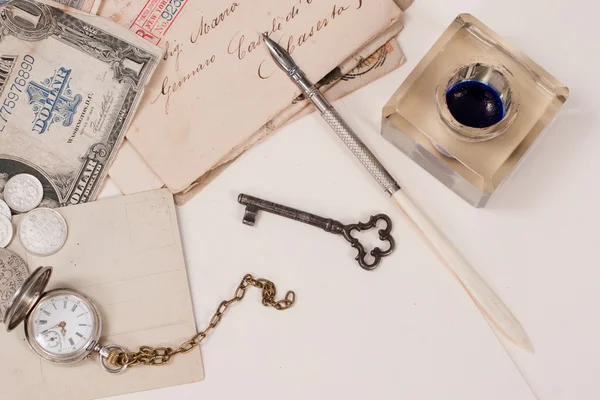 Fondo vintage con reloj de bolsillo viejo, pluma de tinta vieja, letras de escritura a mano y olla de tinta vieja —  Fotos de Stock