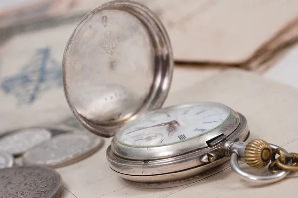 Fondo vintage con reloj de bolsillo viejo — Foto de Stock