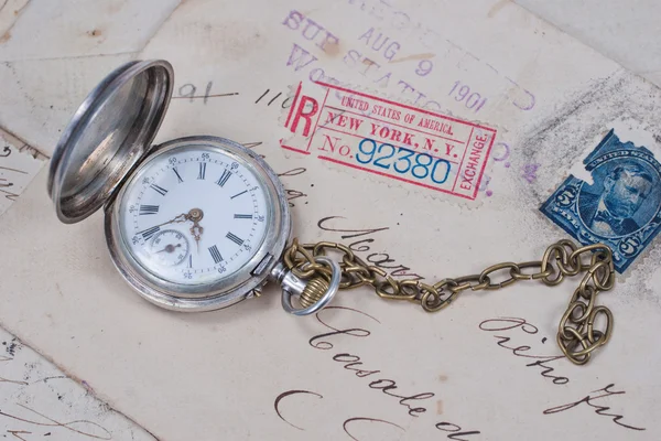Antika arka plan ile mektup ve retro cep saati — Stok fotoğraf