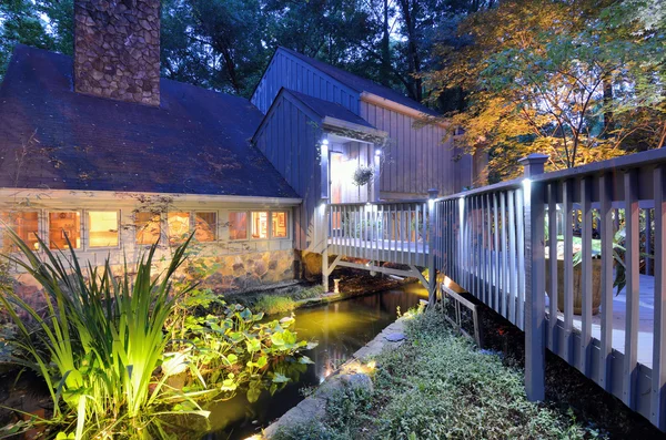 Hauseingang mit Teich — Stockfoto