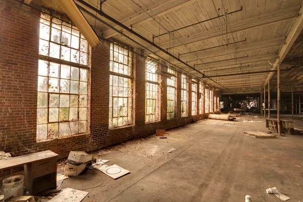 Verlassene Fabrikhalle — Stockfoto