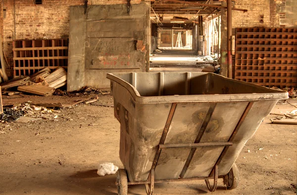 Pushcart in verlaten fabriek — Stockfoto