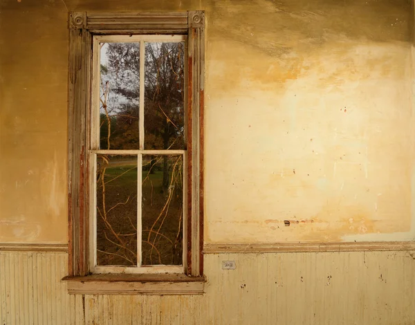 Fönster i antika hem — Stockfoto