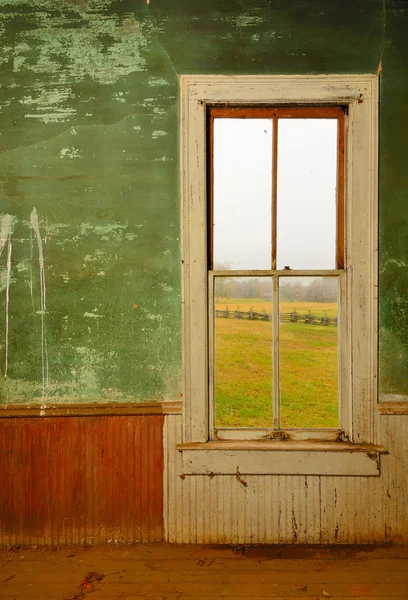 Окно в античном доме — стоковое фото