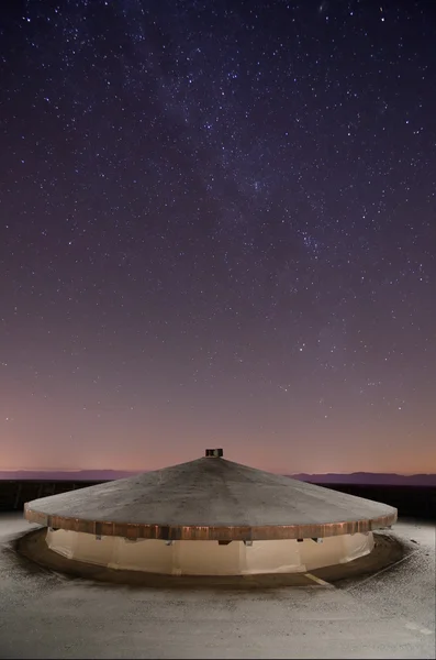 Stjärnor ovanför observatory — Stockfoto
