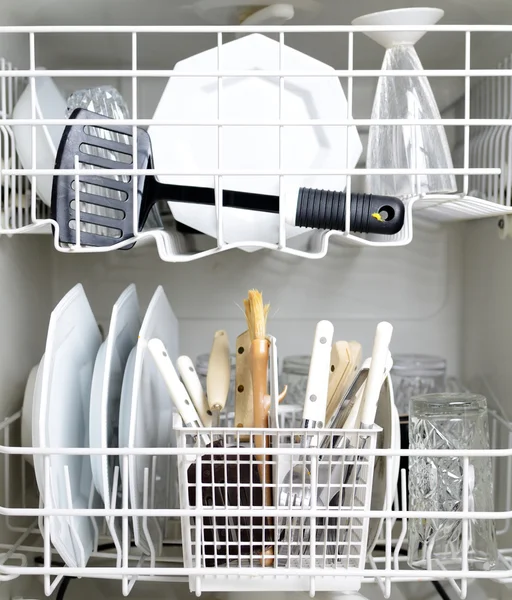 Посудомийна машина і брудний посуд — стокове фото