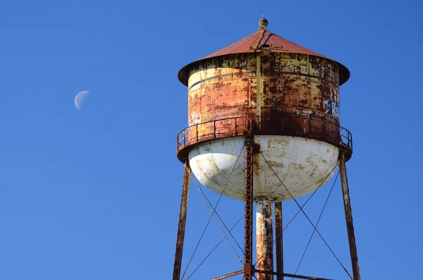Torre de agua oxidada — Foto de Stock