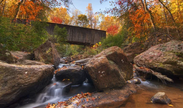 Creek onder overdekt bruggetje — Stockfoto