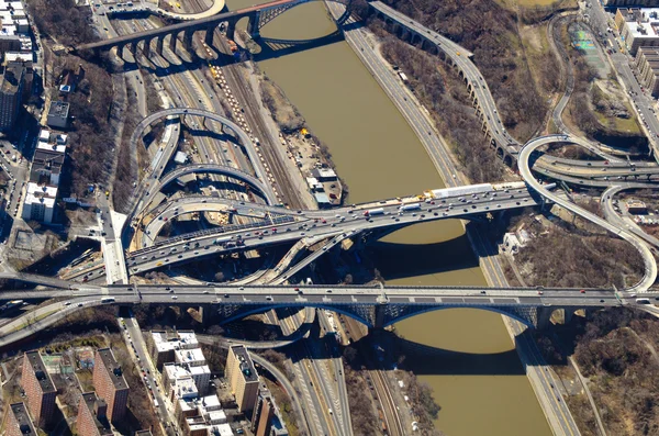Yollar ve köprüler havadan görünümü — Stok fotoğraf