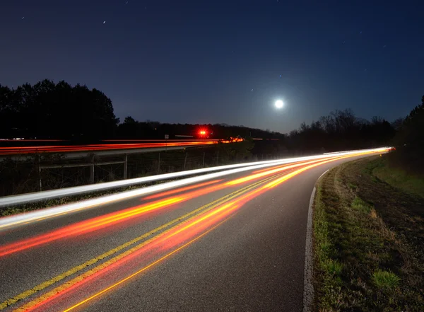 Trafik på väg nattetid — Stockfoto